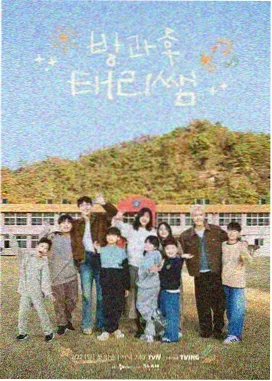 幕后整理流程配图：三人复核与降噪归档现场